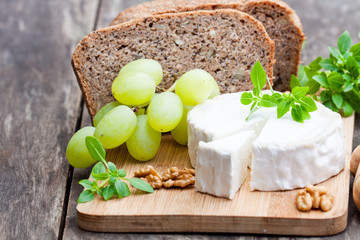 Goat  cheese with fruits and whole grain bread