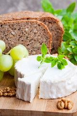 Goat  cheese with fruits and whole grain bread