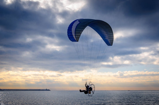 Paramoteur au-dessus de la mer 