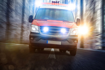 Krankenwagen auf winterlicher Landstraße © VanHope