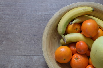 Obstschale mit Bananen, Mandarinen und Orangen