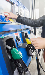 ガソリンスタンド カード支払い