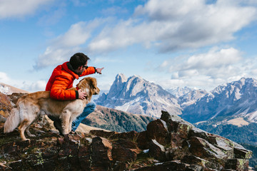 Hund und Mann in den Bergen