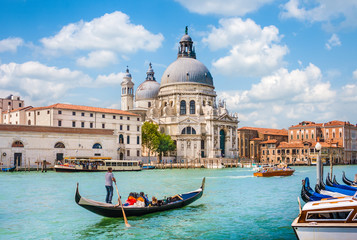 Fototapeta premium Gondola na Canal Grande z bazyliką Santa Maria della Salute, Wenecja, Włochy