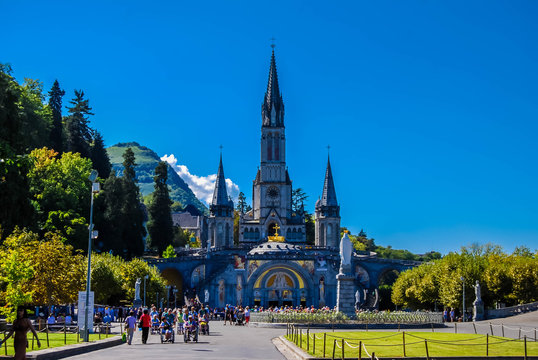 Lourdes, France, lieu de pèlerinage.