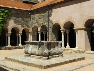 Espagne - Catalogne - Cloitre du Monastère de Sant Pere de Rodes