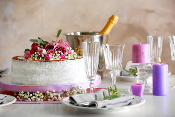 Obraz na płótnie Canvas Delicious wedding cake on beautifully served table, closeup
