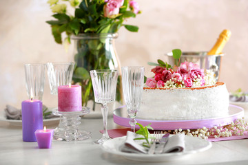 Obraz na płótnie Canvas Delicious wedding cake on beautifully served table