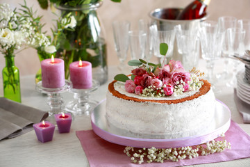 Obraz na płótnie Canvas Delicious wedding cake on beautifully served table