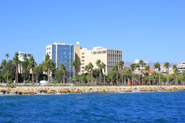 Fototapeta na wymiar Zypern: Ein Ausschnitt der Skyline und der Hafenpromenade von Limassol (Lemesos)