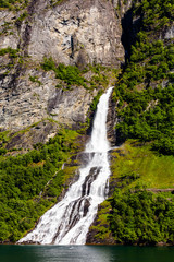 Fototapeta na wymiar Freier - Wasserfall in Geirangerfjord