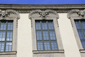 Fototapeta na wymiar Technische Universität München: Fassade mit Fensterreihe und Stuckverzierungen