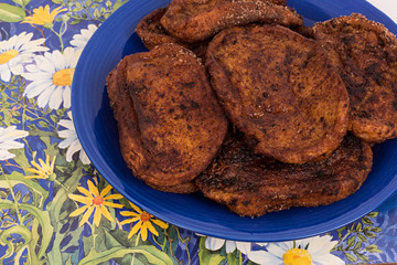 Torrijas en plato azul.