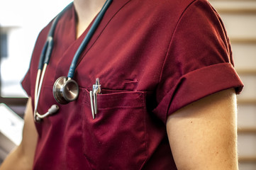 dottore con camice e stetoscopio