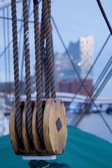 Elbphilharmonie hinter Schiffstauen