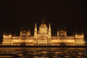 Fototapeta na wymiar Parliament at nighttime with icy Danube