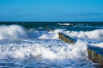 Buhnen an der Küste der Ostsee an einem stürmischen Tag