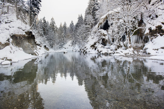Die Ammer und die Schleierf&auml;lle im Winter mit Eis und Schnee im Allg&auml;u