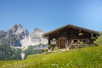 Fototapeta na wymiar Mountain chalet in Austria