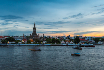 Fototapeta na wymiar Wat Arun Temple at twilight