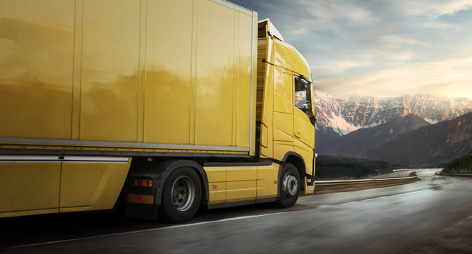 Lkw f&auml;hrt auf  Landstra&szlig;e