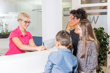 Mutter mit Kindern bekommt neuen Termin beim Zahnarzt