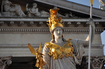 Statue der Athene vor dem Wiener Parlament