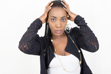 Portrait de jeune femme posant sur fond gris