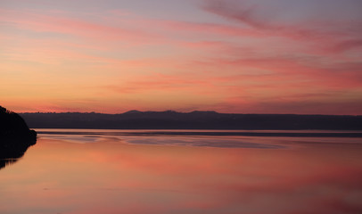 Obraz na płótnie Canvas Sunset on the Bracciano lake
