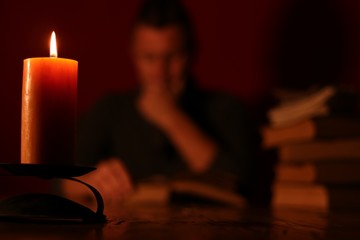 mann liest ein buch II