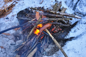 Kiełbaski na ognisku w zimie