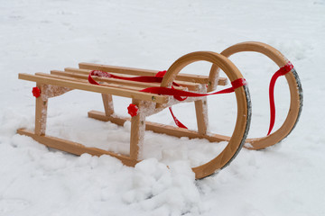 Schlitten / Holzschlitten im Schnee