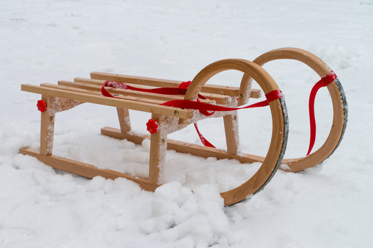 Schlitten / Holzschlitten im Schnee