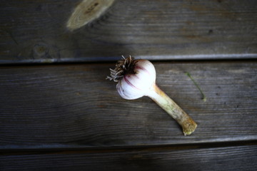 Чеснок на столе 