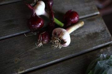 Чеснок  и  лук на столе летом