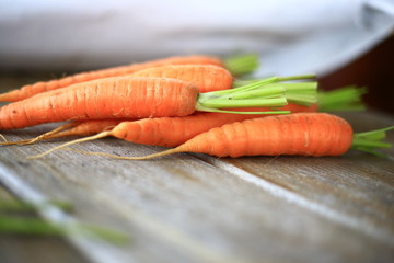 Свежая морковь на столе 