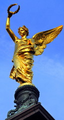 Goldener Engel mit Lorbeerkranz auf dem Liebenberg-Denkmal vor der Mölkerbastei  in Wien