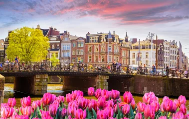 Foto auf Leinwand Traditionelle Altbauten und und Boote in Amsterdam, Niederlande © Olena Zn