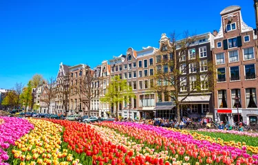 Selbstklebende Fototapete Amsterdam Traditionelle Altbauten und und Boote in Amsterdam, Niederlande