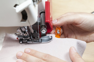Mit Overlock Nähmaschine nähen