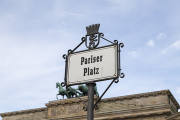 Pariser Platz Schild am Brandenburger Tor in Berlin © sp4764