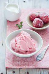 Frozen strawberry yogurt
