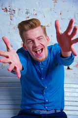 парень в синей рубашке