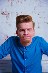 парень в синей рубашке