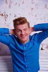 парень в синей рубашке