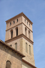 Fototapeta na wymiar campanario de ladrillo de una iglesia antigua