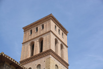 Fototapeta na wymiar campanario de ladrillo de una iglesia antigua