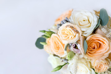 Obraz na płótnie Canvas Wedding rings lie on the Bridal bouquet