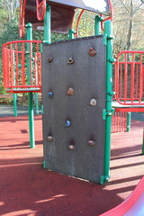 Mur d'escalade sur aire de jeux pour enfants