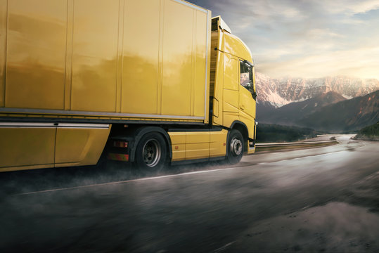 Lkw f&auml;hrt auf nasser Landstra&szlig;e